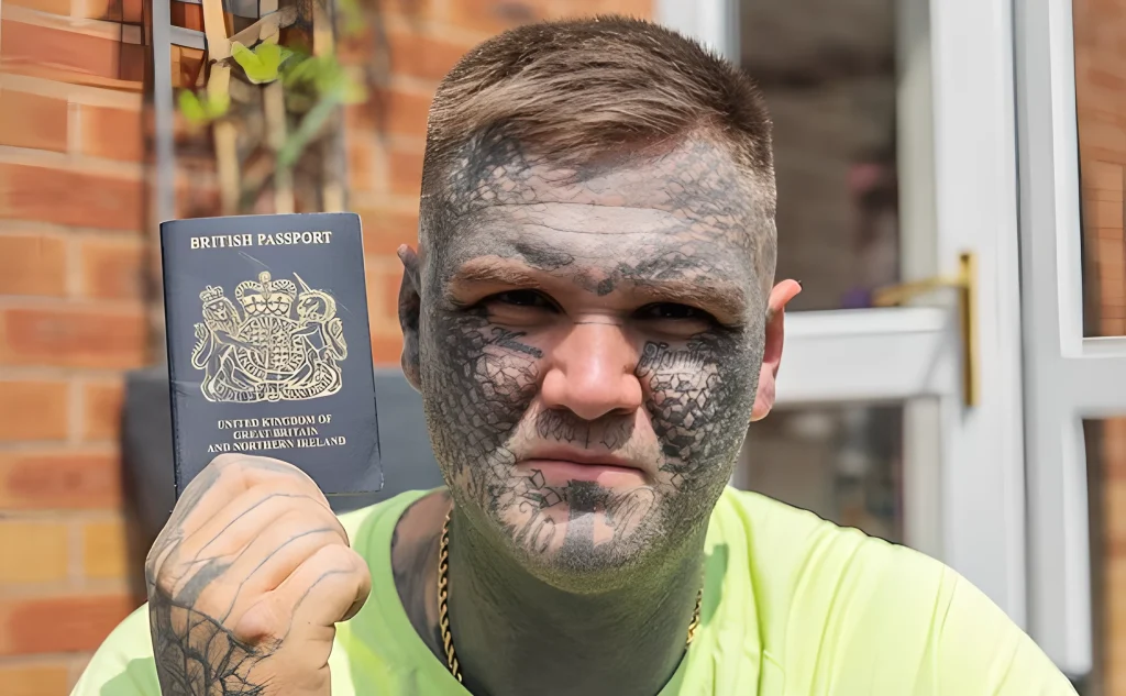 Британский турист с тату на лице выдворен из Дубая- подробнос №06 - фото tatufoto.com