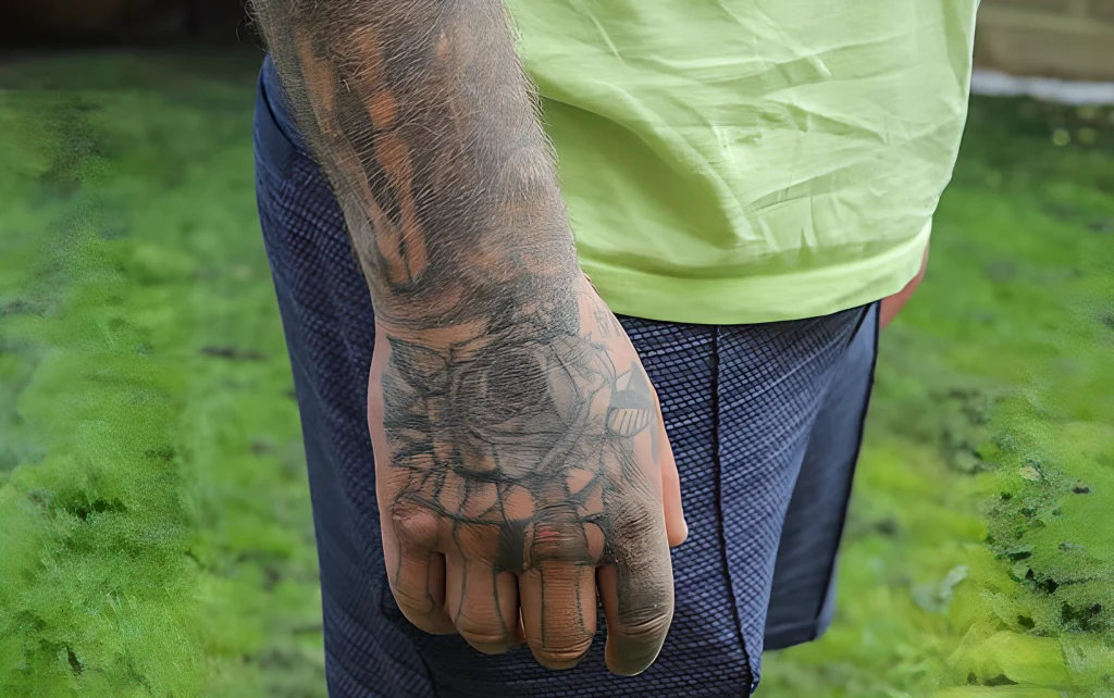 Британский турист с тату на лице выдворен из Дубая- подробнос №10 - фото tatufoto.com
