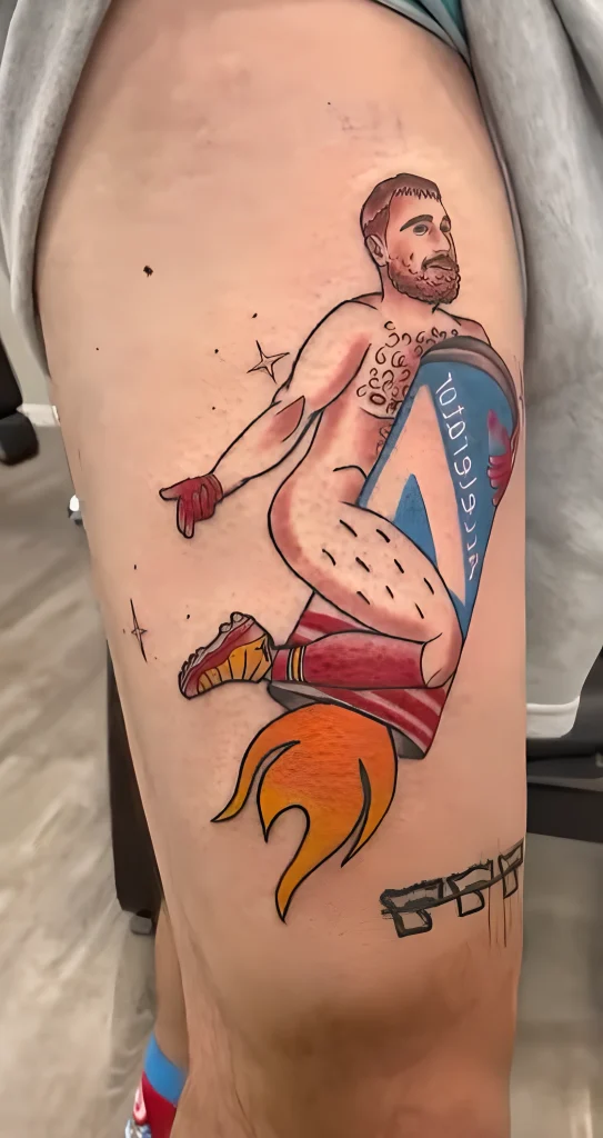 Тату с полуобнажённым Трэвисом Келси за ящики энергетика №01 - фото tatufoto.com