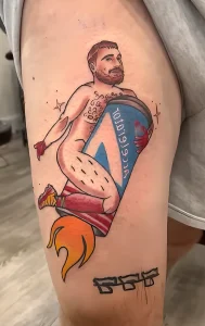 Тату с полуобнажённым Трэвисом Келси за ящики энергетика №02 - фото tatufoto.com