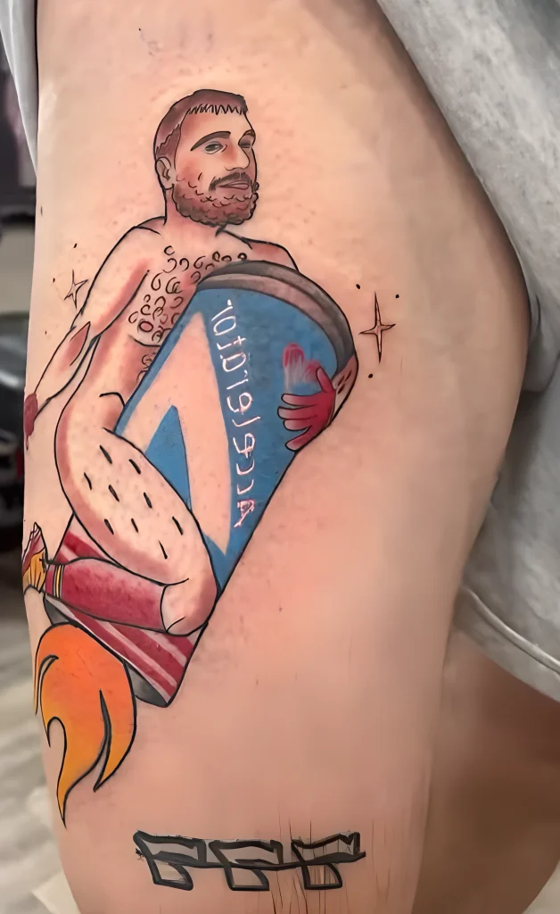 Тату с полуобнажённым Трэвисом Келси за ящики энергетика №03 - фото tatufoto.com
