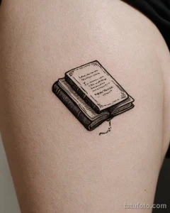 Фото татуировки с изображением стопки старинных книг. Детализированный рисунок, черные чернила, эскиз для любителей литературы.
