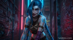 Фото тату с изображением персонажа Джинкс из League of Legends на руке и плече девушки с голубыми волосами.