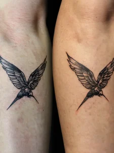 Две минималистичные татуировки ласточек в стиле blackwork, выполненные на внутренней стороне предплечий двух людей.