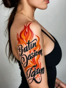 Фото татуировки на плече с изображением языков пламени и надписи 'Latin Passion'. Яркий рисунок татуировки в красных, оранжевых и черных тонах.