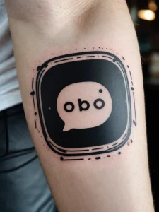 Фотография татуировки на руке в виде облачка с текстом 'obo', выполненной в минималистичном стиле. Оригинальный и современный дизайн.