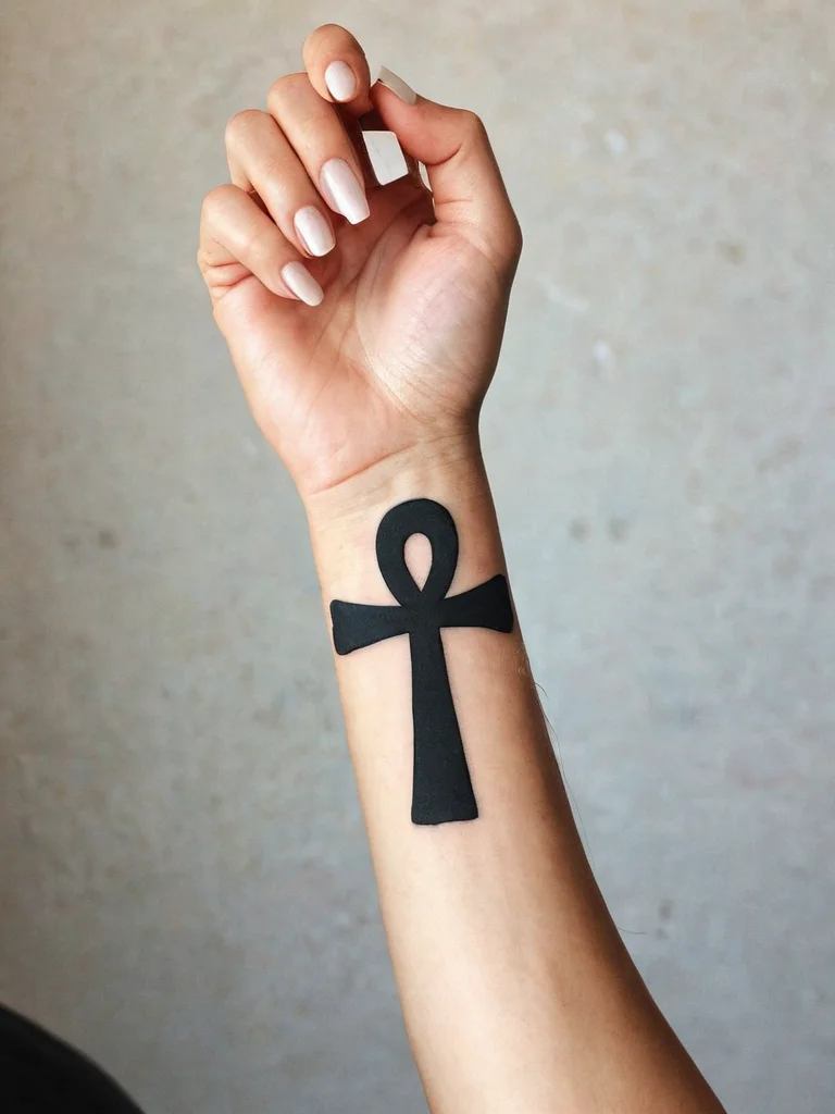 znachenie-tatu-ankh-goticheskii-simvol-vechnoi-zhizni-i-bessmertiya_ankh-v-raznyh-chastyah-tela-kuda-luchshe-nabit-i-pochemu