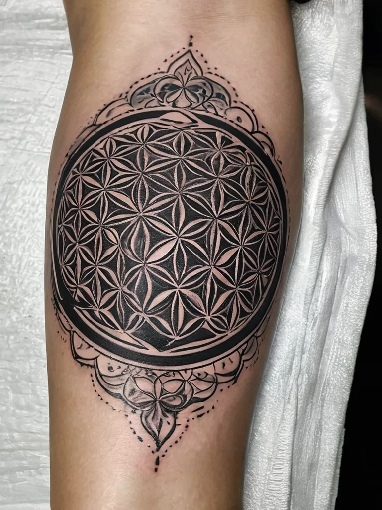 znachenie-tatu-cvetok-zhizni-osnova-sakralnoi-geometrii-simvol-sotvoreniya-mira-i-edinstva-vsego-suschego_znachenie-tatu-cvetok-zhizni-vliyanie-na-lichnost-i-duhovnoe