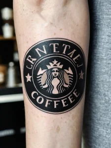Фото татуировки логотипа Starbucks на предплечье, выполненной в черно-белой гамме.