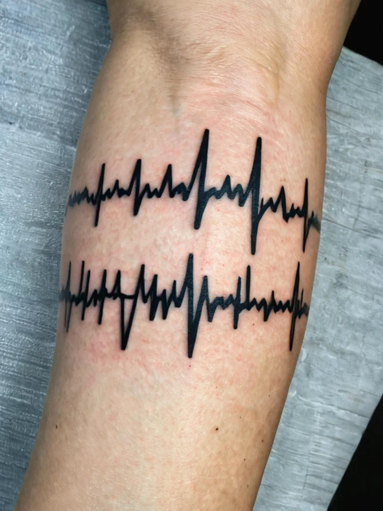 znachenie-tatu-kardiogramma-liniya-pulsa-simvol-zhizni-dlya-kardiologov-i-reanimatologov_ekg-tatu-ot-medicinskogo-simvola-do-lichnogo-oberega