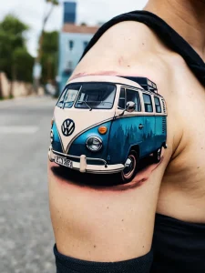 Фото тату: детальный рисунок Volkswagen Bus на плече, с горным пейзажем и реалистичной проработкой деталей.