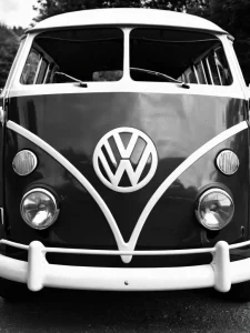 Фото тату: черно-белый рисунок Volkswagen Bus, выполненный в реалистичном стиле с акцентом на детали.