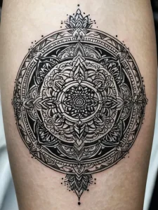 Фото тату: сложная и детализированная мандала, выполненная в технике blackwork, на внутренней стороне руки, символизирующая гармонию и духовность.