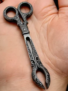 Детальный эскиз татуировки с изображением винтажных ножниц, украшенных сложным орнаментом и узорами, выполненный в черно-белой гамме.