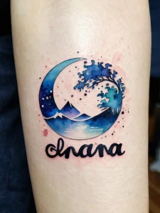 Элегантная татуировка 'Ohana' в стиле акварели с изображением бесконечной волны, символизирующей неразрывную семейную связь и верность.