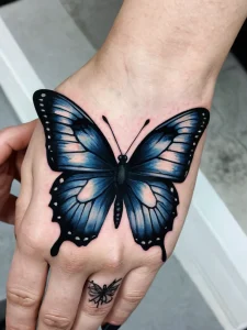 Фото тату бабочки в стиле blackwork на руке. Детализированный рисунок с использованием черных тонов и тонких линий. Идеальный эскиз для минималистичной татуировки.