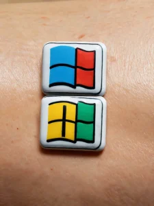 Фото тату: две маленькие татуировки с логотипами Windows на руке. Забавный и оригинальный дизайн для поклонников Microsoft.