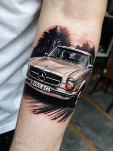 Фотореалистичное изображение автомобиля Mercedes-Benz с татуировкой символа пацифики, символизирующее неожиданное слияние смыслов бренда и мира.