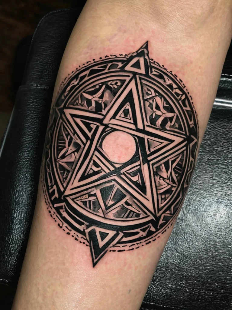 znachenie-tatu-pentagramma-v-metal-kulture-simvol-okkultizma-i-temnoi-estetiki_znachenie-tatu-pentagramma-okkultizm-zaschita-i-skrytye-smys