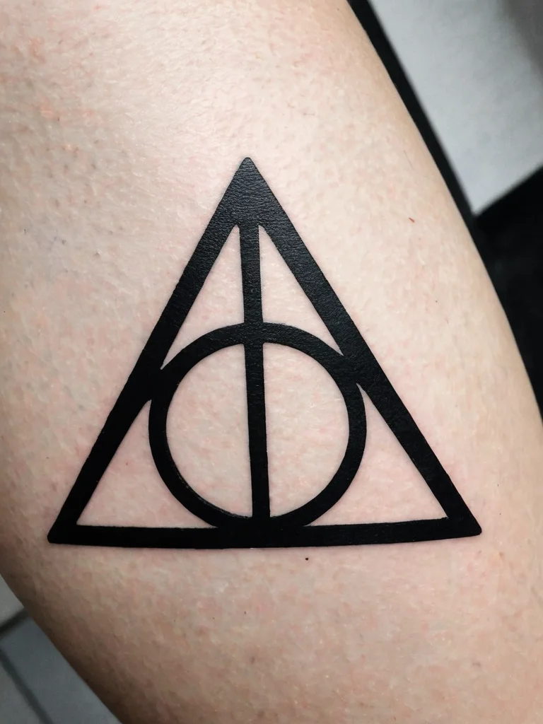 znachenie-tatu-po-garri-potteru-dary-smerti-chernaya-metka-patronusy-i-volshebnye-palochki_znachenie-tatu-dary-smerti-simvol-vlasti-nad-zhiznu-i-smertu