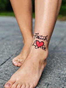 Фото тату надписи 'Faith Love' с изображением красного сердца на женской лодыжке. Нежный и минималистичный рисунок татуировки.