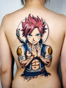 Фото тату персонажа Нацу Драгунил из аниме Fairy Tail на спине. Яркий и детализированный рисунок в стиле аниме.
