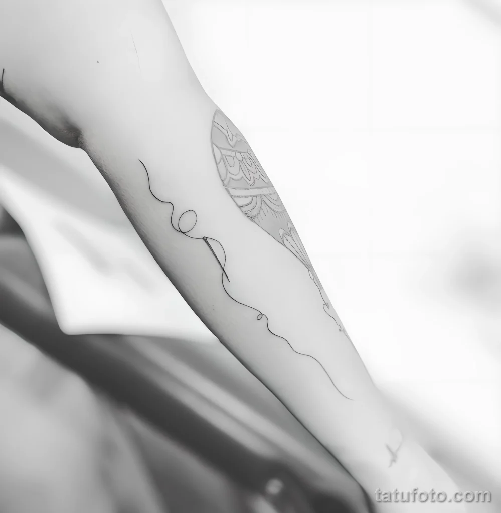 Пример рисунка тату иголка с ниткой №03 - tatufoto.com