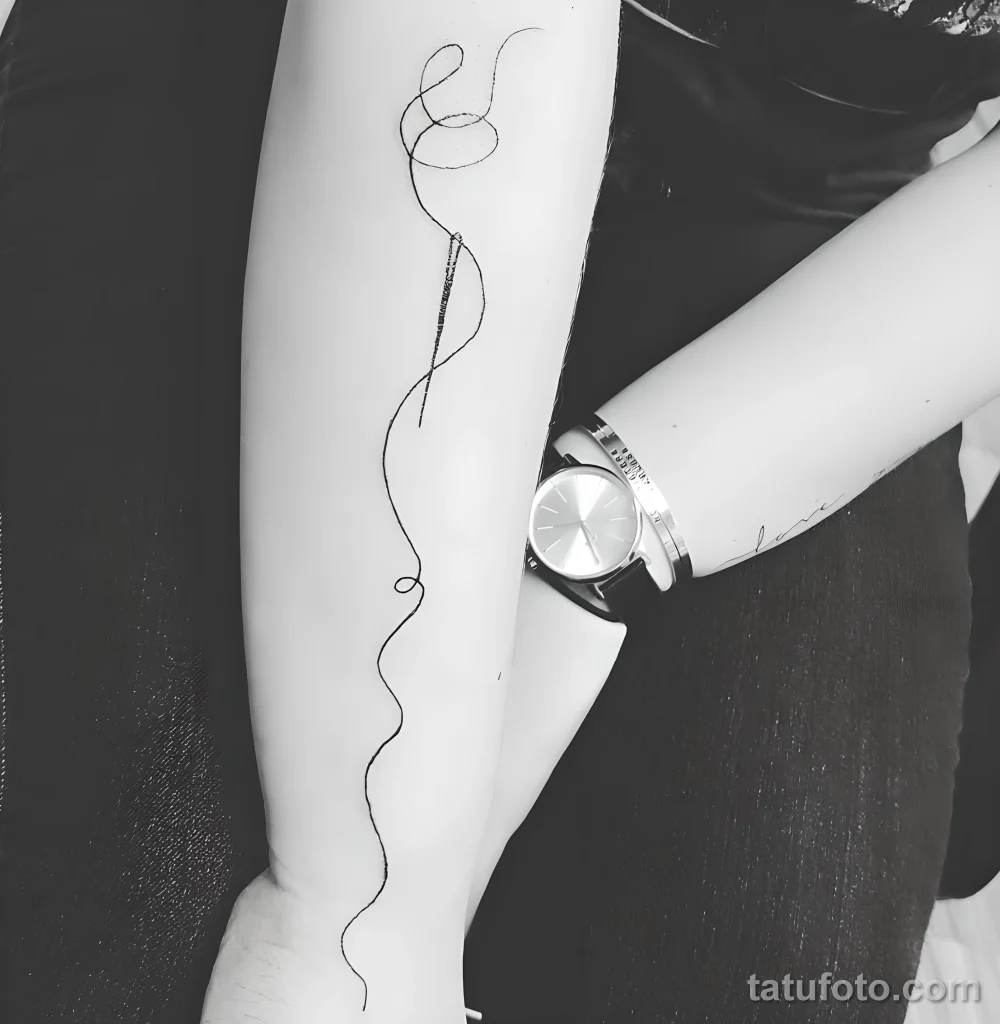 Пример рисунка тату иголка с ниткой №06 - tatufoto.com
