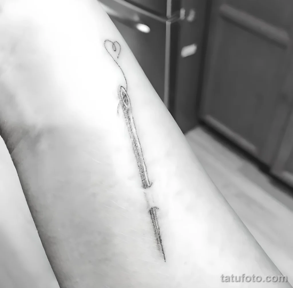 Пример рисунка тату иголка с ниткой №09 - tatufoto.com