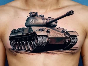 Фото тату реалистичного танка на груди. Детализированный рисунок военной техники, выполненный в черно-серых и коричневых тонах, с акцентом на мощь и силу.