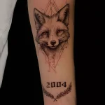 Фото тату лисы на предплечье, выполненное в стиле dotwork с использованием геометрических фигур и точечной техники.