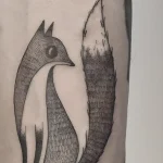 Фото тату лисы на руке в стиле dotwork. Черно-белый рисунок, выполненный точками, с изображением лисы в профиль.