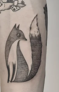 Фото тату лисы на руке в стиле dotwork. Черно-белый рисунок, выполненный точками, с изображением лисы в профиль.