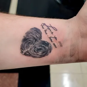 Фото тату отпечатка пальца с надписью "Love you!!! Row Row - Mawi Mawi". Персонализированный дизайн и трогательное послание делают эту татуировку особенной.