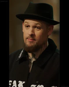 Ди Джей Тамбе, судья 17-го сезона Ink Master, в шляпе-федоре, демонстрирует татуировку на шее.