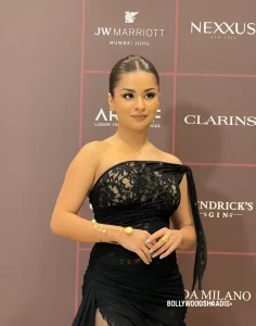 Avneet Kaur на ELLE Beauty Awards в черном платье, демонстрирующем татуировку на руке.