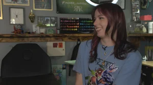 Мадлен Эндрюс, владелица Mad Art Tattoo, улыбается в своей студии.