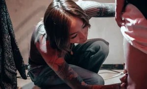 Тату-мастер работает над татуировкой на руке клиента во время мероприятия CENSU Crew Tattoo Pop-Up в Golden Gip.