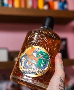 Бутылка Chicken Cock Whiskey 'Inked Cask' с этикеткой, вдохновленной татуировками