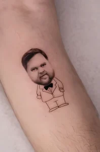 Татуировка карикатурного изображения JD Vance в стиле 'South Park' на руке