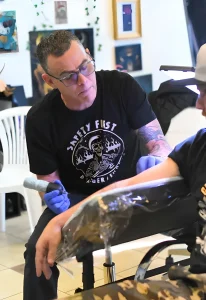 Стив-О делает татуировку клиенту в тату-студии Radiant Coast Tattoo