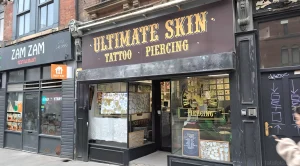 Вид тату-студии Ultimate Skin в Лидсе снаружи.