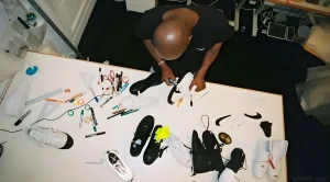 Тату-мастер Ganga работает над дизайном и элементами для кроссовок Nike.
