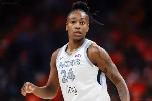 Баскетболистка Jewell Loyd (24) в белой форме Las Vegas Aces смотрит вперед во время матча.