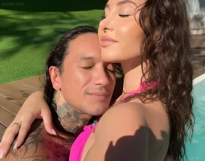 Catherine Paiz и Igor Ten обнимаются на фоне бассейна в день свадьбы.