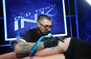 DJ Tambe, судья Ink Master, делает татуировку участнику шоу во время съемок сезона 17