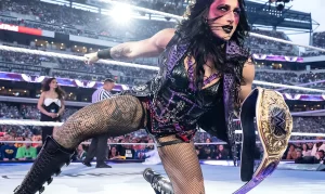 Риа Рипли с чемпионским поясом WWE на WrestleMania