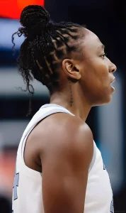 Профиль баскетболистки Jewell Loyd с прической и татуировкой на шее в профиль.
