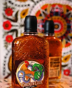 Бутылка Chicken Cock 'Inked Cask' на ярком фоне