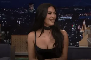 Ким Кардашьян смеется во время интервью в шоу The Tonight Show